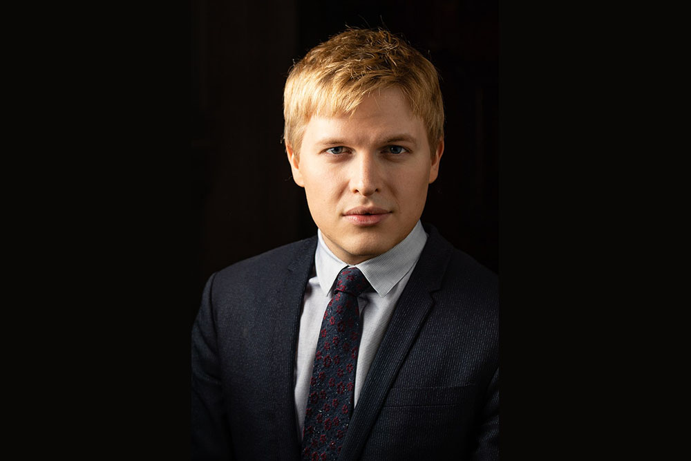 Ronan Farrow ’04.